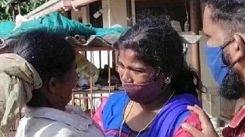 தாய் சைத்ராவுடன் மகள் அஞ்சலி