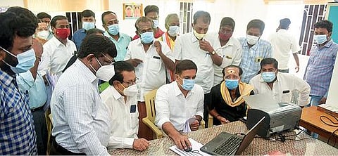 வேலூர் வட்டார வளர்ச்சி அலுவலகத்தில் மின்னணு வாக்குப்பதிவு இயந்திரங்கள் கணினி மூலம் சுழற்சி முறையில் தேர்வு செய்யும் பணியை மாவட்ட ஆட்சியர் குமாரவேல் பாண்டியன் நேற்று தொடங்கி வைத்தார். அடுத்த படம்: ராணிப்பேட்டை மாவட்டத்தில் மின்னணு வாக்குப்பதிவு இயந்திரங்களை கணினி குலுக்கல் முறையில் ஒதுக்கீடு செய்யும் பணியை நேற்று தொடங்கி வைத்த ஆட்சியர் பாஸ்கர பாண்டியன்.