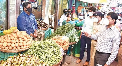தி.மலை காய்கறி மார்க்கெட்டில் நேற்று ஆய்வு செய்த ஆட்சியர் பா.முருகேஷ். அருகில், எஸ்.பி., பவன்குமார் உள்ளிட்டோர்.