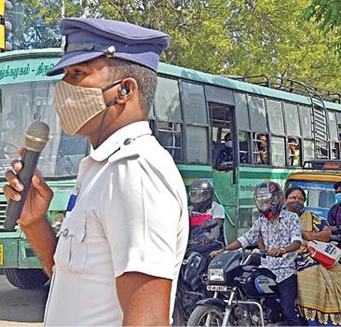 விவிடி சந்திப்பு பகுதியில் மக்கள் முகக்கவசம் அணியுமாறு போக்குவரத்து காவலர் ஒலிபெருக்கி மூலம் அறிவுறுத்தினார். படங்கள்: என்.ராஜேஷ்