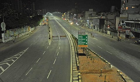 கரோனா பரவலை தடுக்க தமிழகம் முழுவதும் கடந்த 6-ம் தேதி முதல் இரவுநேர ஊரடங்கு அமல்படுத்தப்பட்டுள்ளது. முதல் நாள் ஊரடங்கின்போது, வெறிச்சோடி காணப்பட்ட சென்னை கோயம்பேடு மேம்பாலப் பகுதி. (அடுத்த படம்:) சென்னை அண்ணா நகரில் தீவிர வாகன சோதனையில் ஈடுபட்ட போலீஸார்.படங்கள்: ம.பிரபு