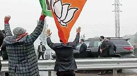 பிரதமர் மோடியின் வாகனம் அருகே நின்றிருந்த பாஜகவினர் | படம் உதவி ட்விட்டர்