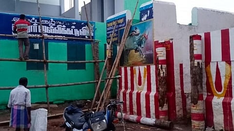 ஜல்லிக்கட்டு விழாவுக்குப் பந்தல் கட்டும் பணி | படம்: எஸ்.கிருஷ்ணமூர்த்தி