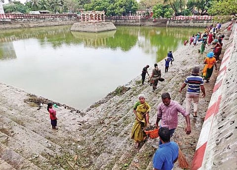 விவேகானந்த கேந்திரத்தில் சேவையாற்றும் உறுப்பினர்களால் புனரமைக்கப்படும் ராமேசுவரத்தில் உள்ள ராமர் தீர்த்தம்.