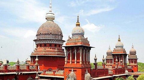 நில அபகரிப்பு புகார்களை அலட்சியப்படுத்தும் அதிகாரிகள் மீது நடவடிக்கை எடுக்கக் கோரி வழக்கு: சிஎம்டிஏ மற்றும் நகரமைப்புத் துறை இயக்குநர் பதிலளிக்க உத்தரவு