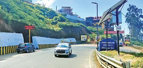 விபத்துகளை தடுக்கும் வகையில் நீலகிரி மலைப்பாதைகளில் எதிரே வரும் வாகனங்களை எச்சரிக்கும் கருவி பொருத்தம்