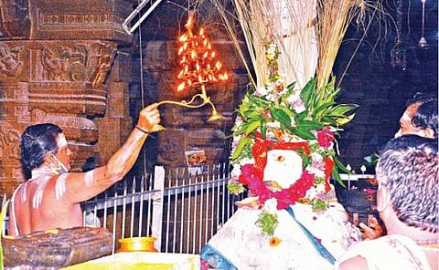 கழுகாசலமூர்த்தி கோயிலில் கொடிமரத்துக்கு தீபாராதனை நடந்தது.