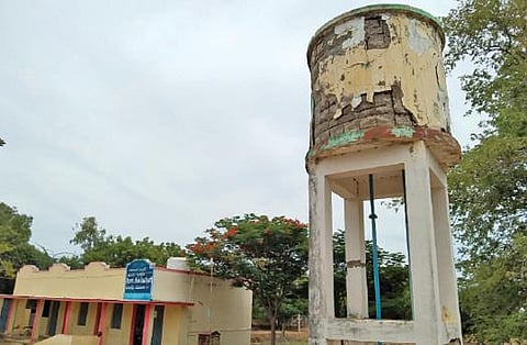 இடிந்து விழும் நிலையில் உள்ள மேல்நிலை நீர்த்தேக்கத் தொட்டி.