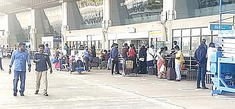 மதுரை விமான நிலையத்தில் கூடியிருந்த பயணிகள் மற்றும் உறவினர்கள்.