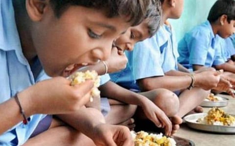 வீடுகளுக்கு நேரில் சென்று அங்கன்வாடி குழந்தைகளுக்கு உலர் உணவு விநியோகம்