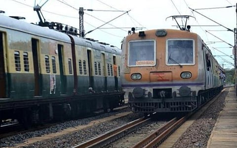 சென்னை புறநகர் ரயில்களில் பயணிக்க 2 டோஸ் கரோனா தடுப்பூசி கட்டாயம்: இன்று முதல் அமல்