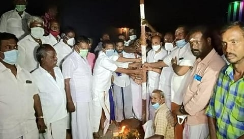 அலங்காநல்லூர் ஜல்லிக்கட்டு நடைபெறும் அதற்கு முன்னோட்டமாக முகூர்த்தக்கால் ஊன்றும்நிகழ்வு இன்று அதிகாலை பிரம்ம முகூர்த்த நேரத்தில் நடைபெற்றது.