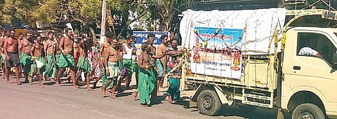 திருச்செந்தூர் செந்திலாண்டவர் கோயிலுக்கு நேற்று வந்த பாதயாத்திரை பக்தர்கள்.