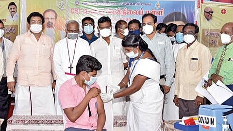 திருவள்ளூர் மாவட்டத்தில் 18 வயதுக்கு உட்பட்ட 74,106 பேருக்கு முதல் தவணை கரோனா தடுப்பூசி: பால்வளத் துறை அமைச்சர் சா.மு.நாசர் தகவல்