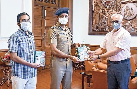 `இந்து தமிழ் இயர்புக் – 2022’ முதல் பிரதியை தமிழ்நாடு காவல் துறை டிஜிபி. சி.சைலேந்திர பாபு ஐபிஎஸ்., அவருடைய அலுவலகத்தில் நேற்று வெளியிட்டார். அருகில் ‘இந்து தமிழ் திசை’ வர்த்தகப் பிரிவுத் தலைவர் சங்கர் வி.சுப்ரமணியம், இணைப்பிதழ் பிரிவு பொறுப்பாசிரியர் ஆதி. வள்ளியப்பன் ஆகியோர் உள்ளனர்.படம்: ம. பிரபு