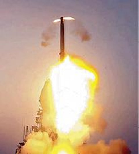 சீறிப்பாயும் பிரம்மோஸ் ஏவுகணை. படம்: பிடிஐ