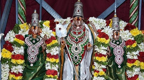 பழநி தைப்பூசவிழா கொடியேற்றத்தின்போது கொடிமண்டபத்தில் எழுந்தருளிய வள்ளி, தெய்வானை சமேத முத்துக்குமாரசுவாமி