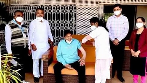 பாலிவட் நடிகர் தர்மேந்திரா இன்று பூஸ்டர் தடுப்பூசி செலுத்திக்கொண்டபோது | படம்: ட்விட்டர்