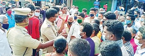 திருவண்ணாமலையில் நேற்று சாலை மறியலில் ஈடுபட்ட வியாபாரி களிடம் பேச்சுவார்த்தை நடத்திய காவல் துறையினர்.