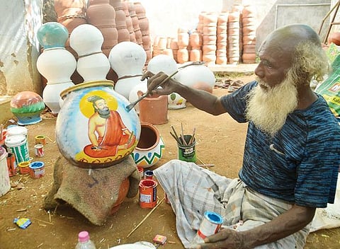 பொங்கல் பண்டிகையில் சீர்வரிசை பானைகளுக்கு பிரதான இடமுண்டு. காண்பவர் மனதை கொள்ளைகொள்ளும் வகையில் சீர்வரிசை பானையில் திருவள்ளுவர் ஓவியத்தை நேர்த்தியாக தீட்டுகிறார், இப்பெரியவர். இடம்: பாளையங்கோட்டை. படம்: மு.லெட்சுமி அருண்