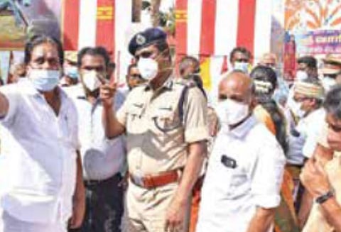 அலங்காநல்லூரில் ஜல்லிக்கட்டு முன்னேற்பாட்டு பணிகளை பார்வையிட்ட அமைச்சர் பி.மூர்த்தி, ஆட்சியர் எஸ்.அனீஷ்சேகர், தென் மண்டல ஐ.ஜி. அன்பு, மதுரை சரக டி.ஐ.ஜி. பொன்னி, எஸ்.பி பாஸ்கரன் ஆகியோர்.