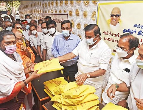 சேலத்தில் நடந்த நிகழ்ச்சியில் கோயில் அர்ச்சகர்களுக்கு அமைச்சர் கேஎன்.நேரு புத்தாடைகளை வழங்கினார். உடன் ஆட்சியர் கார்மேகம், எம்பி பார்த்திபன், எம்எல்ஏ ராஜேந்திரன் உள்ளிட்டோர். படம்: எஸ். குரு பிரசாத்