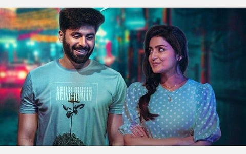 முதல் பார்வை: என்ன சொல்ல போகிறாய் - வழக்கமான முக்கோணக் காதல் சினிமா