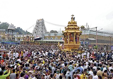 வைகுண்ட ஏகாதசியை முன்னிட்டு நேற்று திருமலையில், தங்க ரதத்தில் உற்சவ மூர்த்திகளான தேவி, பூதேவி சமேத மலையப்பர் 4 மாடவீதிகளில் பவனி வந்து பக்தர்களுக்கு அருள் பாலித்தனர்.