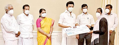 திருமண நிதியுதவி வழங்கும் திட்டத்தை தொடங்கி வைக்கும் அடையாளமாக 5 பயனாளிகளுக்கு திருமண நிதியுதவித் தொகையுடன் 8 கிராம் தங்க நாணயத்தை முதல்வர் மு.க.ஸ்டாலின், சென்னை தலைமைச் செயலகத்தில் நேற்று வழங்கினார். அமைச்சர்கள் க.பொன்முடி, பி.கீதா ஜீவன், பி.கே.சேகர்பாபு, தலைமைச் செயலர் வெ.இறையன்பு மற்றும் அரசு உயர் அலுவலர்கள் உடனிருந்தனர்.