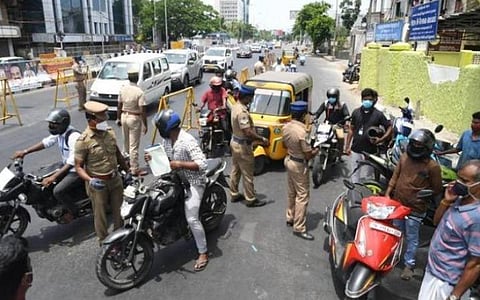 அத்தியாவசிய தேவையின்றி முழு ஊரடங்கில் இயக்கப்பட்ட 929 வாகனங்கள் பறிமுதல்: சென்னை போலீஸார் நடவடிக்கை