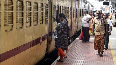 கோவை ரயில் நிலையத்திலிருந்து இயக்கப்படும் கோவை-மதுரை இணைப்பு ரயில் | கோப்பு படம்