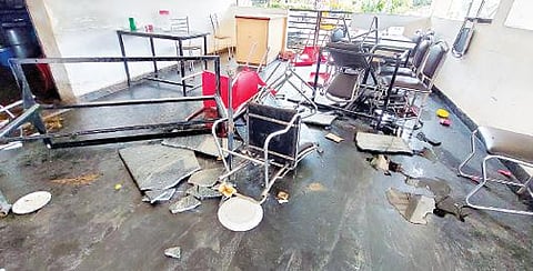 ஆம்பூர் அருகே உணவகத்தில் உள்ள மேஜை, நாற்காலிகள் அடித்து நொறுக்கப் பட்டுள்ளன.