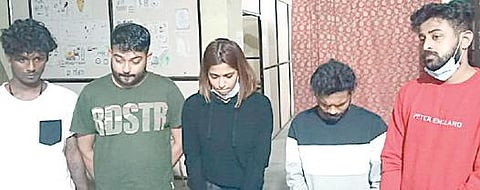 போதைப்பொருள் வைத்திருந்ததாக கைது செய்யப்பட்ட 5 பேர்.