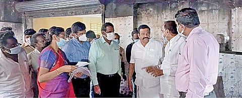 கீழ்க்கட்டளையில் உள்ள எரிவாயு தகன மேடையில் அமைச்சர் கே.என்.நேரு ஆய்வு மேற்கொண்டார். உடன் குறு சிறு நடுத்தர தொழில் நிறுவனங்கள் துறை அமைச்சர் தா.மோ.அன்பரசன் உள்ளிட்டோர்.