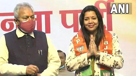 பாஜகவில் இன்று முறைப்படி இணைந்த பிரியங்கா மவுரியா | படம்: ஏஎன்ஐ.