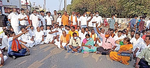 மாணவி தற்கொலை சம்பவத்தைக் கண்டித்து, தஞ்சாவூர் மருத்துவக் கல்லூரி மருத்துவமனை முன்பு மறியலில் ஈடுபட்ட பாஜகவினர்.