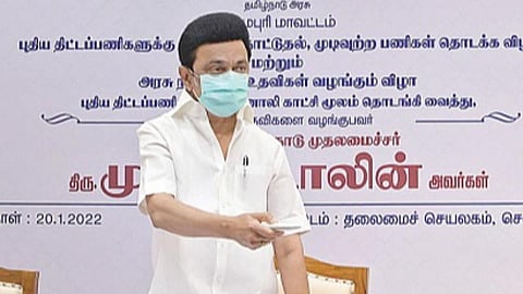 தருமபுரி மாவட்டத்தில் ரூ.56.20 கோடி மதிப்பீட்டில் முடிக்கப்பட்டுள்ள திட்டப் பணிகளை சென்னை தலைமைச் செயலகத்தில் இருந்தபடி காணொலி காட்சி வழியாக முதல்வர் மு.க.ஸ்டாலின் நேற்று தொடங்கி வைத்தார். அருகில் அமைச்சர் கே.என்.நேரு, நகராட்சி நிர்வாகம் மற்றும் குடிநீர் வழங்கல் துறை கூடுதல் தலைமைச் செயலர் சிவ் தாஸ் மீனா ஆகியோர்.