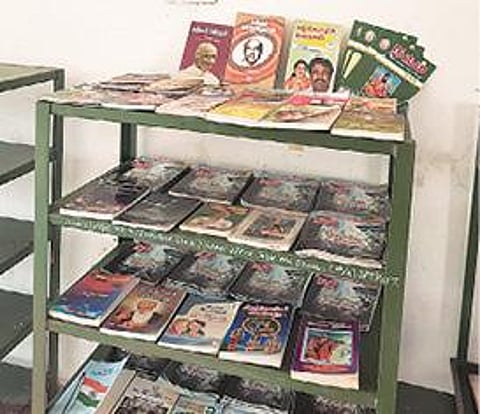 சித்தா சிறப்பு சிகிச்சை மையத்தில் நூலகம் அமைக்கப்பட்டுள்ளது.