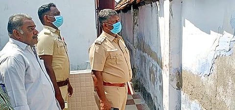 சித்தவநாயக்கன்பட்டி காமாட்சியம்மன் கோயிலில் பெண்கள் கழிப்பறை மற்றும் குளியலறையில் போலீஸார் ஆய்வு செய்தனர்.