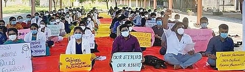 சிதம்பரம் ராஜா முத்தையா அரசு மருத்துவக் கல்லூரி மருத்துவமனையில் 9-வது நாளாக போராட்டத்தில் ஈடுபட்ட பயிற்சி மருத்துவர்கள்.