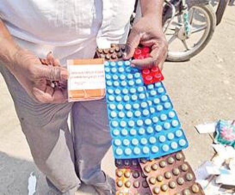 குப்பையில் வீசப்பட்ட மாத்திரைகள்.