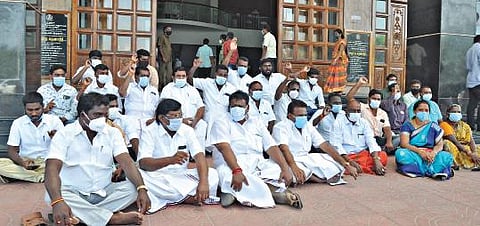 சேலம் ஆட்சியர் அலுவலக வளாகத்தில் அமர்ந்து தர்ணா போராட்டத்தில் ஈடுபட்ட அதிமுக எம்எல்ஏக்கள் மற்றும் அக்கட்சியினர்.