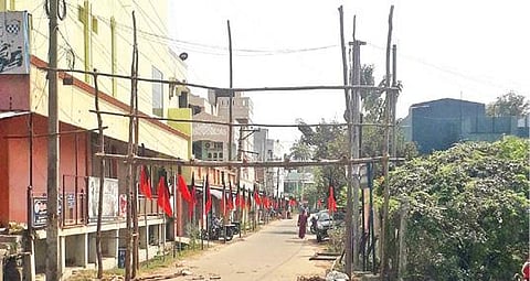 பெரியார் நகரில் அம்பேத்கர் வீதியில் அடைக்கப்பட்டிருந்த அடைப்பு அகற்றப்பட்டு திமுக கொடி கட்டப்பட்டுள்ளது.