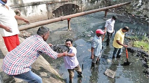 புதுச்சேரியில் பாதுகாப்பு கவசங்கள் எதுவும் இன்றி சாக்கடை சுத்தம் செய்யும் பணியில் ஈடுபட்டுள்ள துப்புரவு தொழிலாளர்கள்.