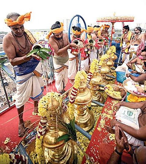 சென்னை வடபழனி முருகன் கோயில் கும்பாபிஷேகம் நேற்று விமரிசையாக நடந்தது. ராஜகோபுரத்தின் மீது புனித நீர் ஊற்றி சிவாச்சாரியார்கள் அபிஷேகம் செய்தனர். படங்கள்: பு.க.பிரவீன்