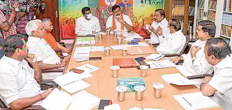 பாஜக மாநில மையக் குழுக் கூட்டம், மாநில தலைவர் அண்ணாமலை தலைமையில் சென்னை தியாகராய நகரில் உள்ள கமலாலயத்தில் நேற்று நடைபெற்றது. இதில், கட்சியின் மூத்த தலைவர் ஹெச்.ராஜா, மாநில துணைத் தலைவர் வி.பி.துரைசாமி, சட்டப்பேரவை பாஜக குழுத் தலைவர் நயினார் நாகேந்திரன் மற்றும் கட்சி நிர்வாகிகள் பங்கேற்றனர்.படம்: பு.க.பிரவீன்