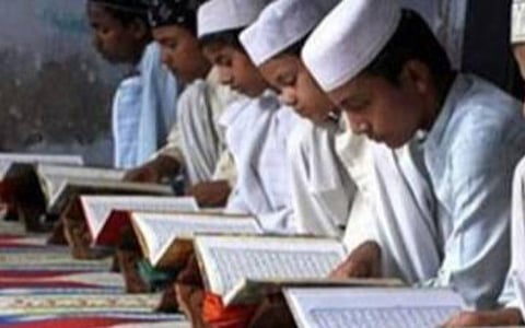 பள்ளி வளாகத்தில் தொழுகை நடத்த முஸ்லிம் மாணவர்களை அனுமதிக்க எதிர்ப்பு