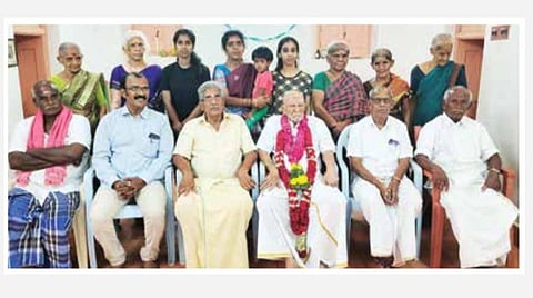 குடும்பத்தினருடன் முதியவர் சின்னராஜ்.