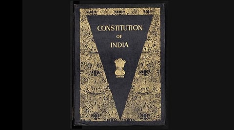 பிரேம் பிஹாரி நாராயண் ராய்ஜாதா உருவாக்கத்தில் சித்திர எழுத்துக்களில் அரசியலமைப்பு சட்ட நூல்: நாடாளுமன்ற நூலக கண்ணாடி பேழையில் பாதுகாப்பு