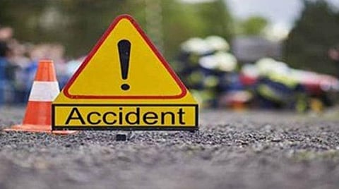 திருப்பத்துார்: சாலை விபத்தில் மகன் கண்முன்னே தாய் உயிரிழப்பு